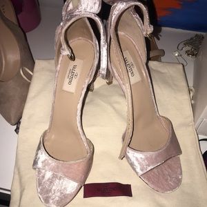 Light pink velvet bow tie Valentino Garavani heels